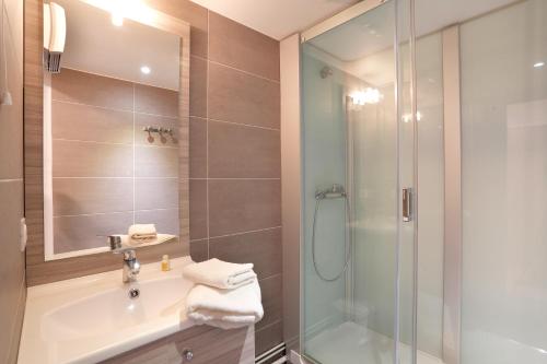 卢登维耶尔拉索兰尼米亚酒店的带淋浴和盥洗盆的浴室