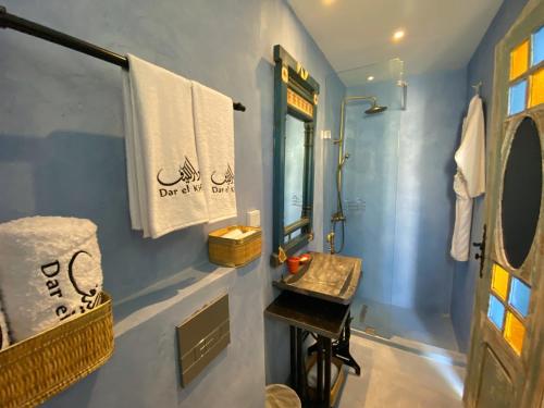拉马萨Dar El Kif - La Marsa的一间带水槽和镜子的浴室