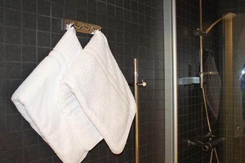 TorslandaHotel Torslanda的浴室设有挂在架子上的白色毛巾