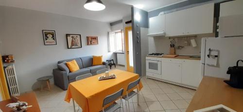 多尔梅莱托Corte del sole的厨房以及带沙发和桌子的客厅。