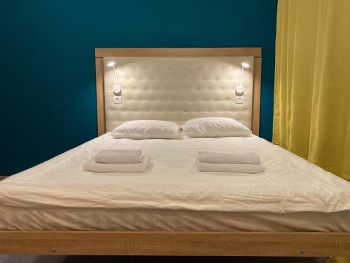 莫斯科Axel Apart Hotel Moscow的一张带两个枕头的大白色床