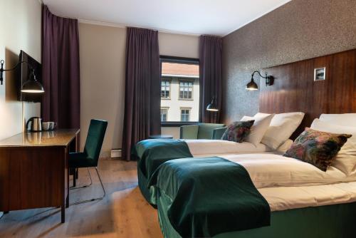 康斯博大康斯博品质酒店的酒店客房配有两张床和一张书桌