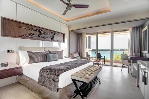 尼格瑞尔Hideaway at Royalton Negril, An Autograph Collection All-Inclusive Resort - Adults Only的一间卧室设有一张大床和一个大窗户