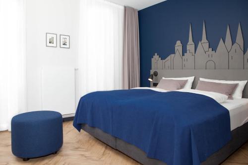 HerrnburgStadtrandzimmer的蓝色卧室,配有床和蓝椅