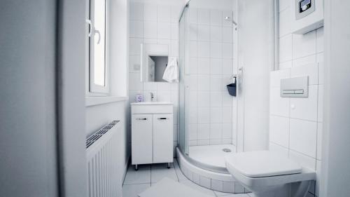 比得哥什Rooms Śląska的白色的浴室设有卫生间和水槽。