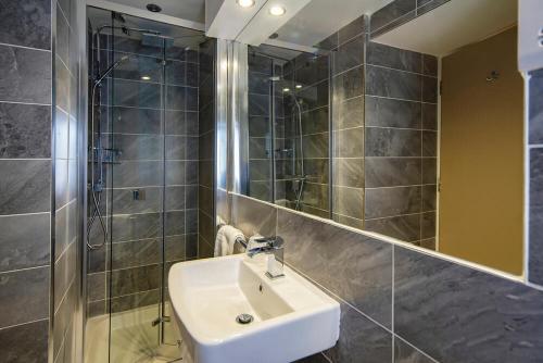 布莱克浦Burbage Holiday Lodge Apartment 3的浴室设有白色水槽和镜子