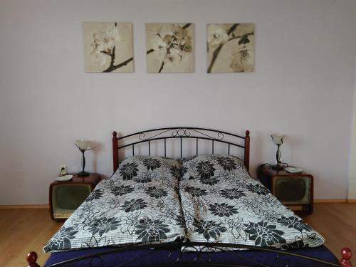 德辛art-house 2的卧室内的一张床铺,墙上有三幅画