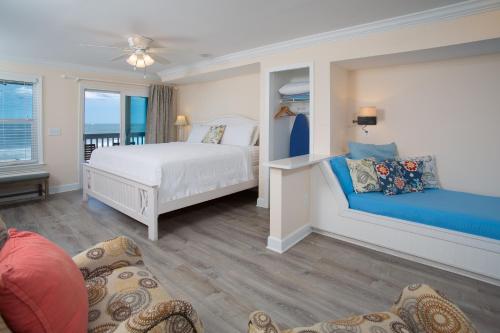 The Saint Augustine Beach House客房内的一张或多张床位