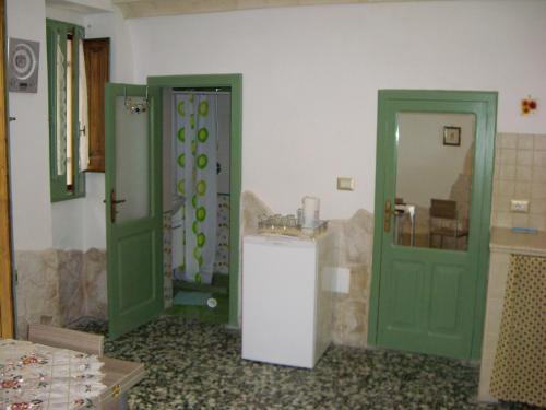 奥里亚小屋住宿加早餐旅馆的浴室设有2扇绿门和水槽