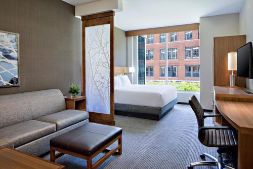 大急流城Hyatt Place Grand Rapids Downtown的酒店客房,配有床和沙发