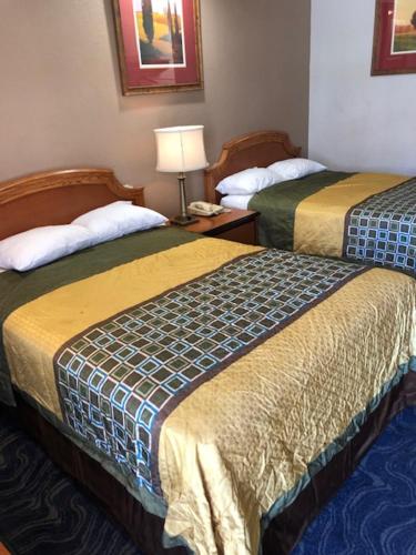 奥克兰皇冠洛奇汽车旅馆的酒店客房,设有两张床和一盏灯