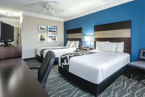 凤凰城凤凰城I-10西拉昆塔酒店的酒店客房设有两张床和一台平面电视。