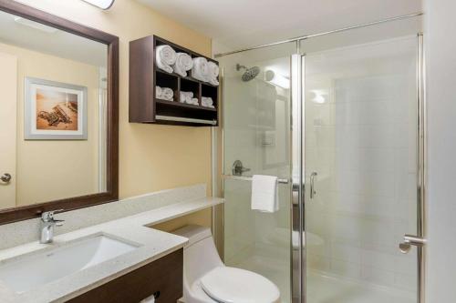 品质酒店的一间浴室