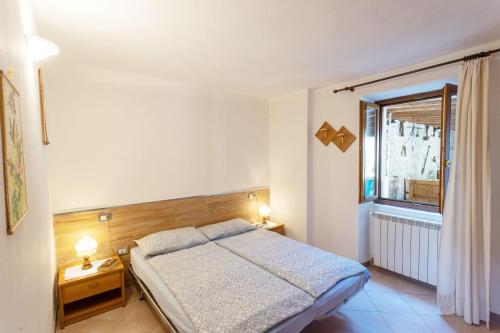 特雷莫西内Casa Rita app 4的一间卧室设有一张床和一个窗口