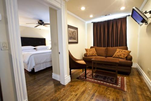 费耶特维尔Dickson Street Inn的客厅配有沙发和1张床
