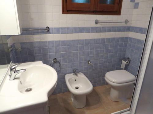 维拉西米乌斯Accu is Prezzus cod G dal mare 30mt的一间带水槽和卫生间的浴室