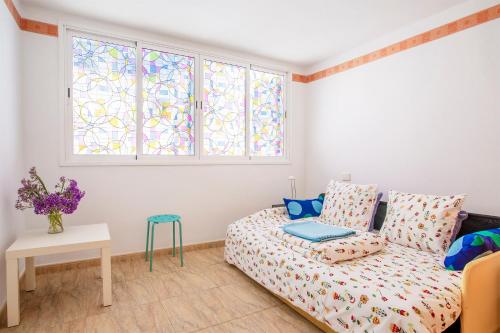 阿雷西费Casa Bonita Argana的带沙发和彩色玻璃窗的客厅