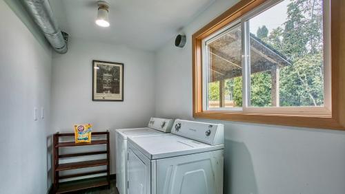 贝灵厄姆Sehome Garden Inn的洗衣房配有洗衣机和窗户