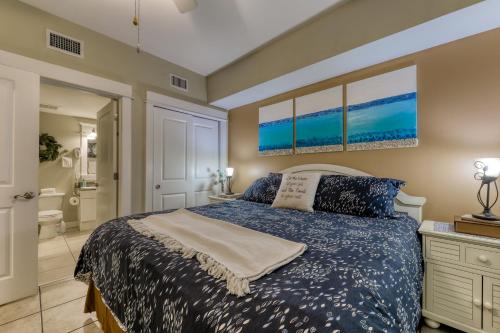 巴拿马城海滩Grand Panama Beach Resort #T1-1402的一间卧室设有一张床和一间浴室。