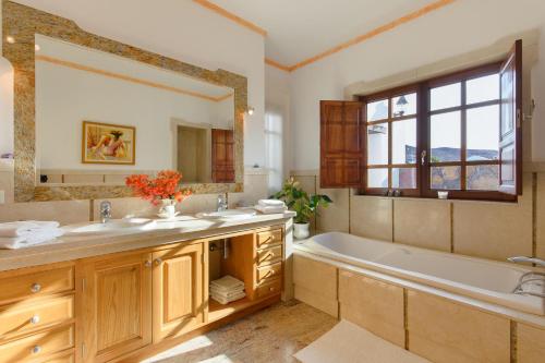 Los VallesFinca Remedios的一间带浴缸和大镜子的浴室