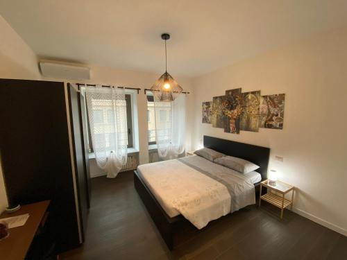 都灵Smart house的一间卧室设有一张床和两个窗户。