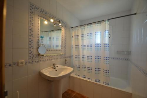 阿尔库迪亚Villa Damian 6的一间带水槽、淋浴和镜子的浴室
