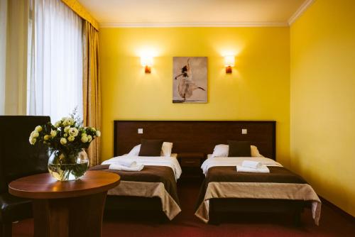 彼得Spa加康体酒店客房内的一张或多张床位