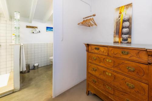 阿尔塔Villa Ithaka Petit的一间带木制梳妆台的浴室和一间带卫生间的浴室