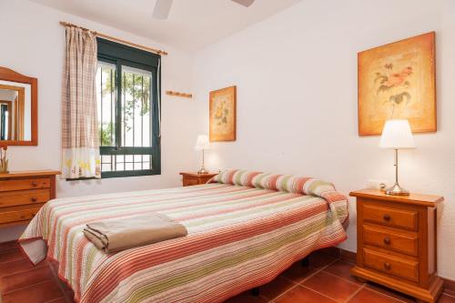 奇克拉纳－德拉弗龙特拉Apartamento Aldea del Coto的一间卧室设有一张床和一个窗口