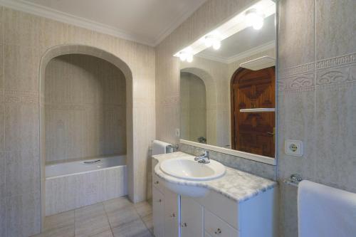 圣埃乌拉利亚Can Joan Vich ii的浴室配有盥洗盆、镜子和浴缸