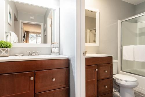 马姆莫斯湖San Sierra 2的一间带水槽、卫生间和镜子的浴室