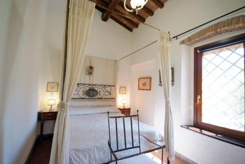 里奥内莱尔巴Villa La Padronale Isola d'elba-ortano的一间卧室设有一张床和一个窗口