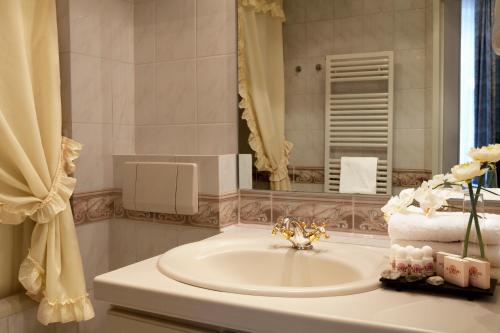 汉堡汉堡大街酒店的一间带水槽和镜子的浴室