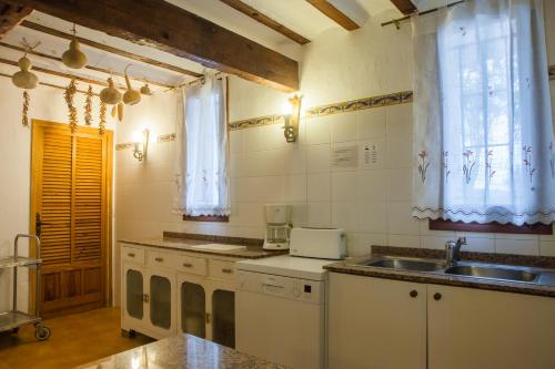 圣胡安包蒂斯塔Can Murenu的厨房配有水槽和台面