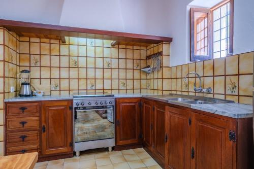 圣卡洛斯Can Mariano des Puig的厨房配有炉灶和水槽