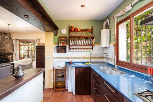 洛斯卡尼奥斯德梅卡Casa Balcón - Sólo Familias的厨房配有水槽和台面