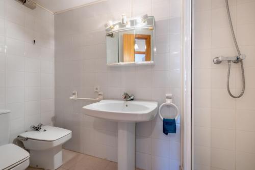 索列尔Apartamento Oliver的白色的浴室设有水槽和卫生间。