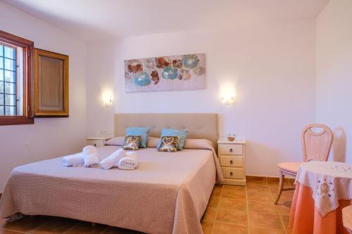 圣卡洛斯Casa Cristina Ibiza的一间卧室配有两张床和一张桌子