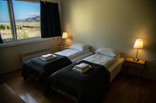 ValþjófsstaðurHengifoss Guesthouse的带窗户的客房内设有两张单人床。