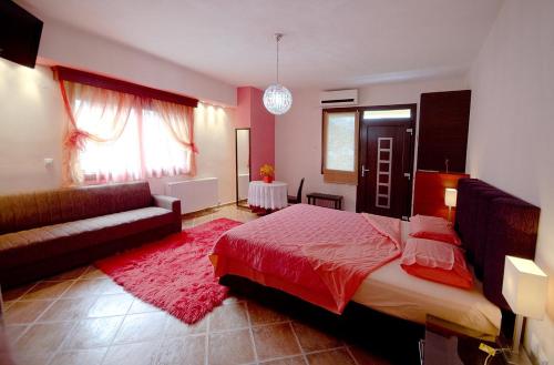 奥玛House Venetia的一间卧室配有红色的床和一张沙发
