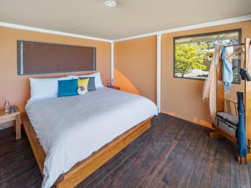 Wilson IslandWilson Island的一间卧室设有一张大床和一个窗户。