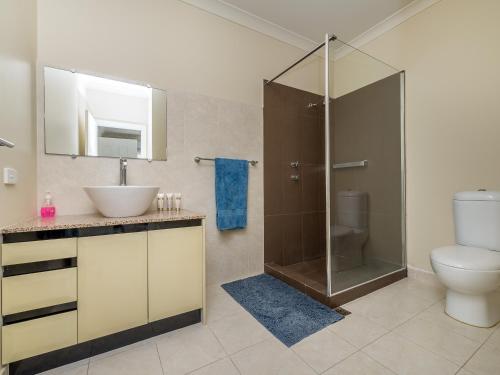 朱里恩湾海滨50号别墅的浴室配有卫生间、盥洗盆和淋浴。