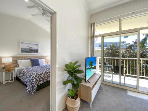 梅林布拉梅林布拉贝壳公寓式酒店的一间卧室设有一张床和一个大窗户