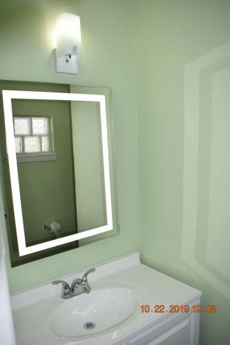 罗斯威尔Belmont Motel的一间带水槽和镜子的浴室