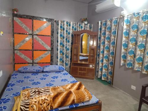 加雅Hostel Relax Homestay的一间卧室配有床、镜子和窗帘