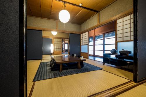 富士河口湖Classic Japan Living Kikuya的客厅配有木桌和电视。