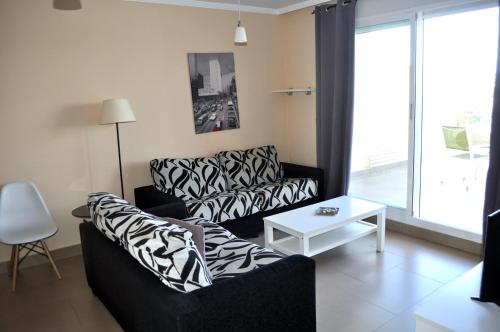 德尼亚Brisas C8, ático, 3 dormitorios, playa a 50m, by Bookindenia的客厅配有沙发和桌子