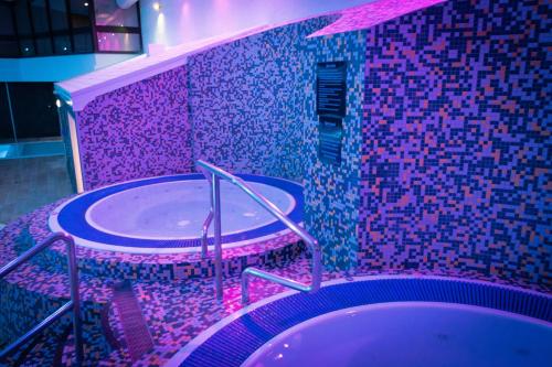 布兰博罗威勒尔乡村酒店的浴室设有水槽和紫色瓷砖浴缸。