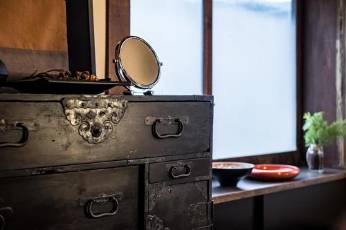 富士河口湖Classic Japan Living Kikuya的上面有镜子的旧梳妆台