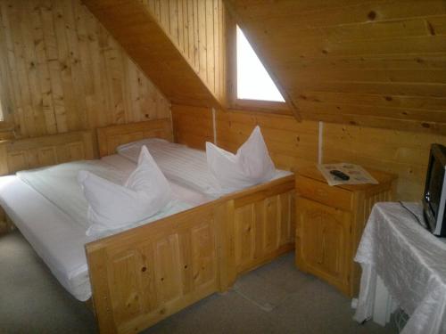 CumpănaCabana Dara的小木屋内一间卧室,配有一张床